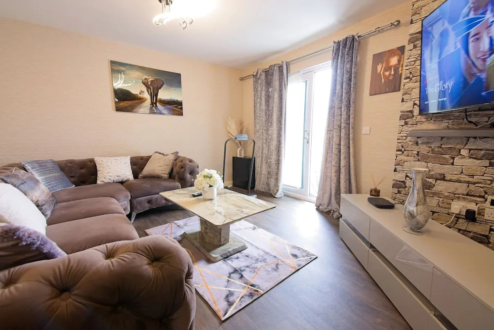 Manchester Retreat - Modern 2BR Apartment
