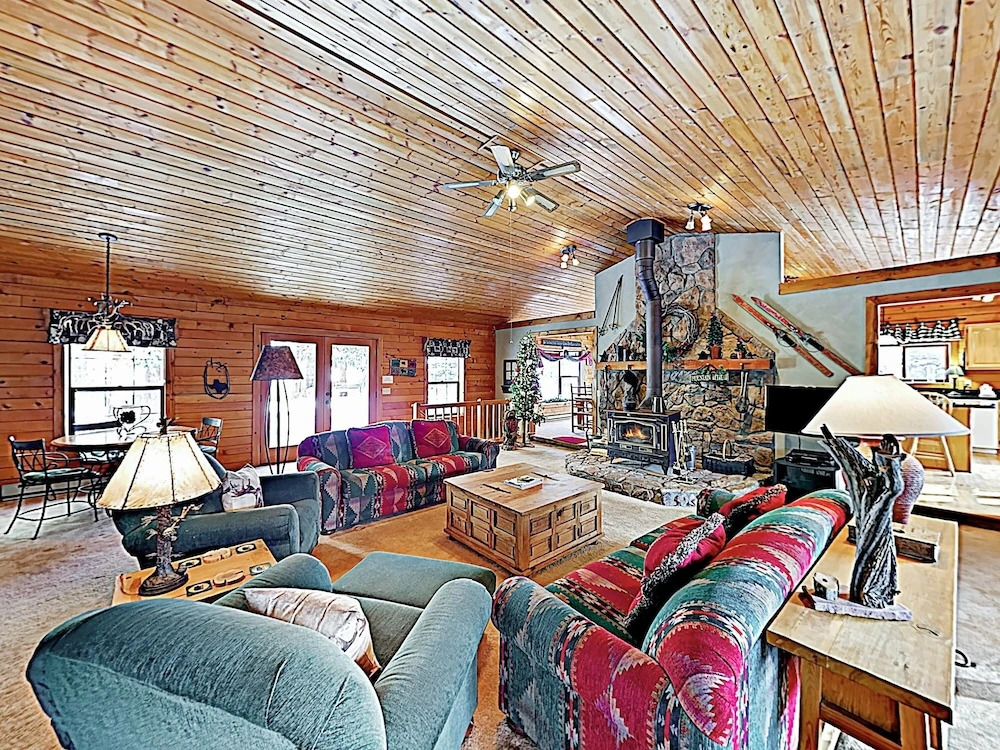 New Listing! Lovely Log Mountain W/ Fireplace 5 Bedroom Home