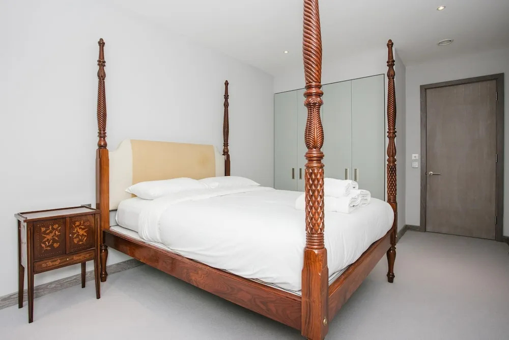 Modern 1 Bedroom Apartment With Balcony