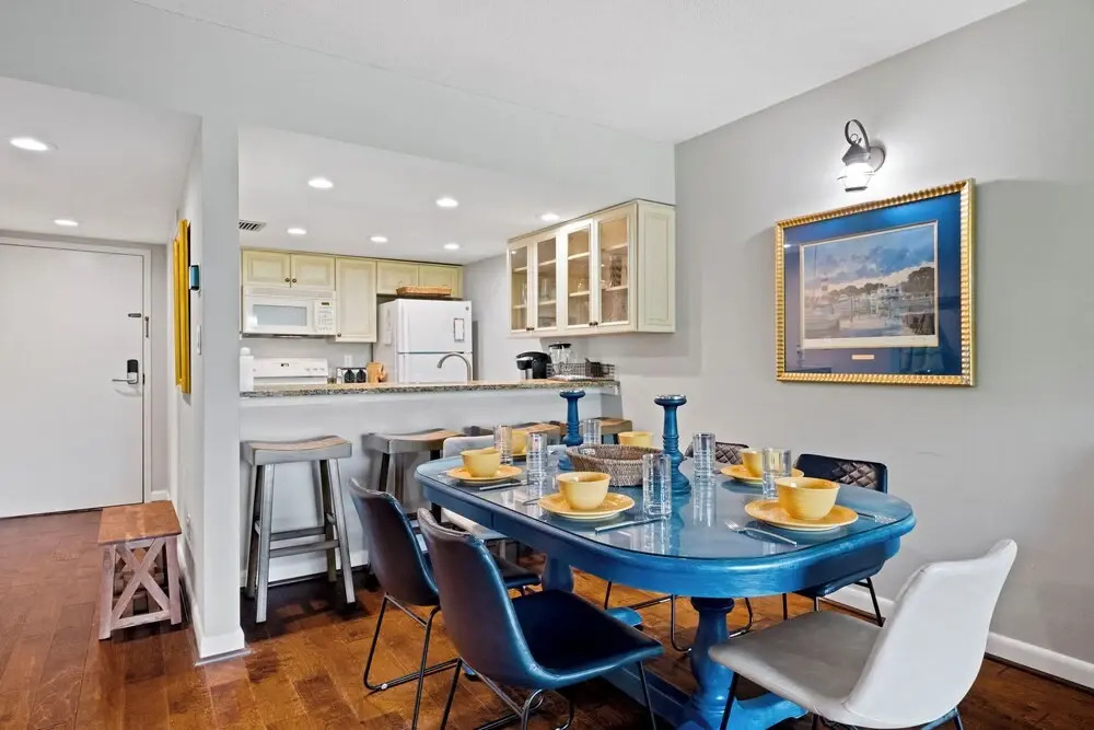 Relax By Pool: Harbour Town Resort Condo