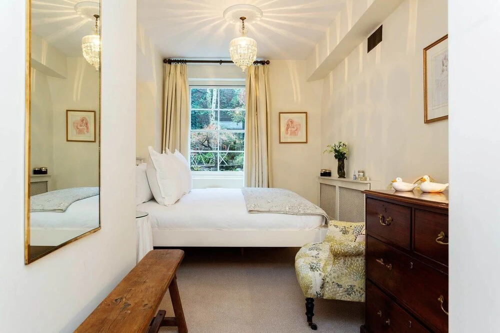 Elegant Two-bedroom Flat in Evelyn Gardens