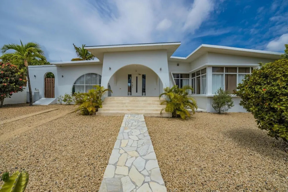 - Large Private Pool With Outdoor Dining - Centrally Located in the Island - Poo