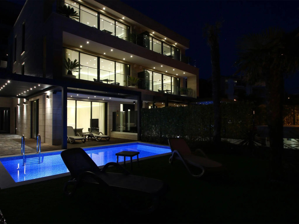 Luxury home with private pool and sauna for use ,15m distant from the sea