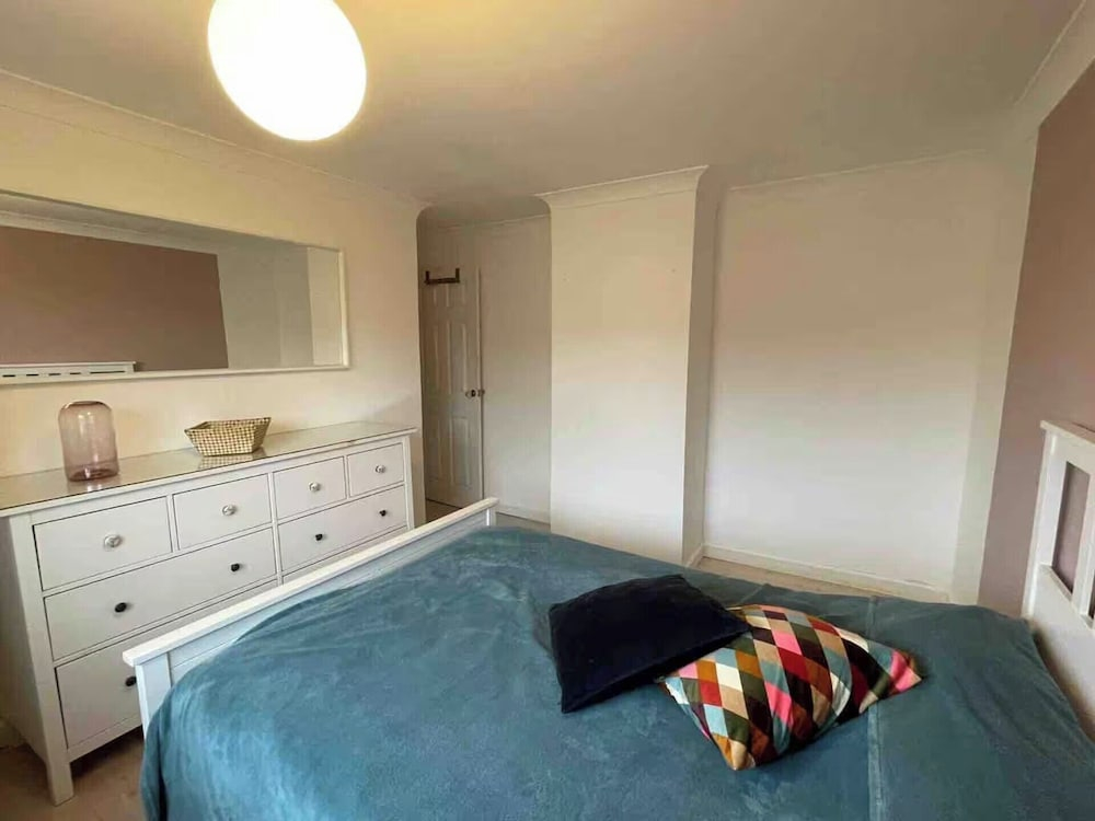 House - Sleeps 6 - Private Garden & Parking