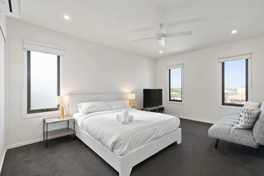 TORQUAY Family Home Close to Beach & Shops