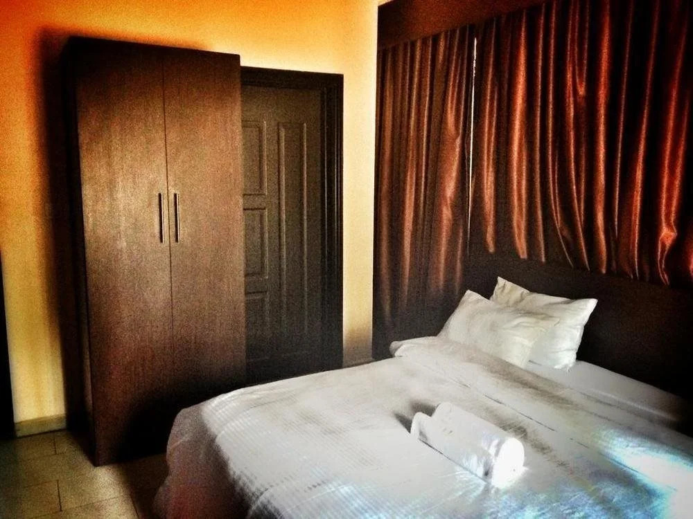 The 09 Club House Lounge And Suites