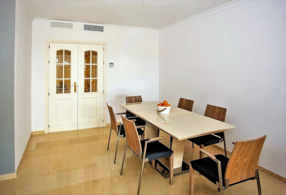 Beautiful and Spacious, 3 bedroom apartment LA23