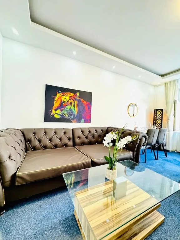 Private Rooms in Spacious 7-Bedroom Apartment, Prime Location