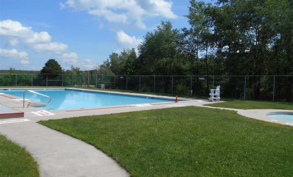 Amenity-filled Retreat by Jfbb-pickleball-gameroom