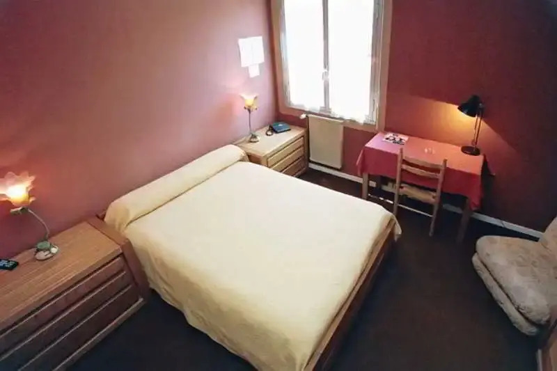 Brit Hotel LArrivée Guingamp