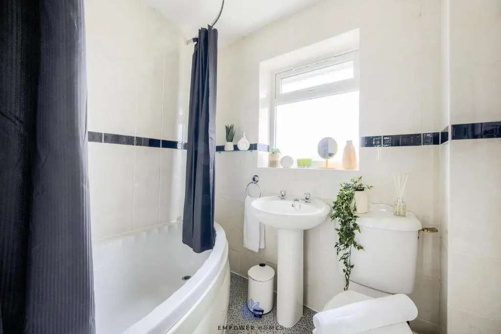 Coventry Beautiful House, University Hospital, M6 M69, Private Parking, Sleeps 6, by EMPOWER HOMES rates incl VAT