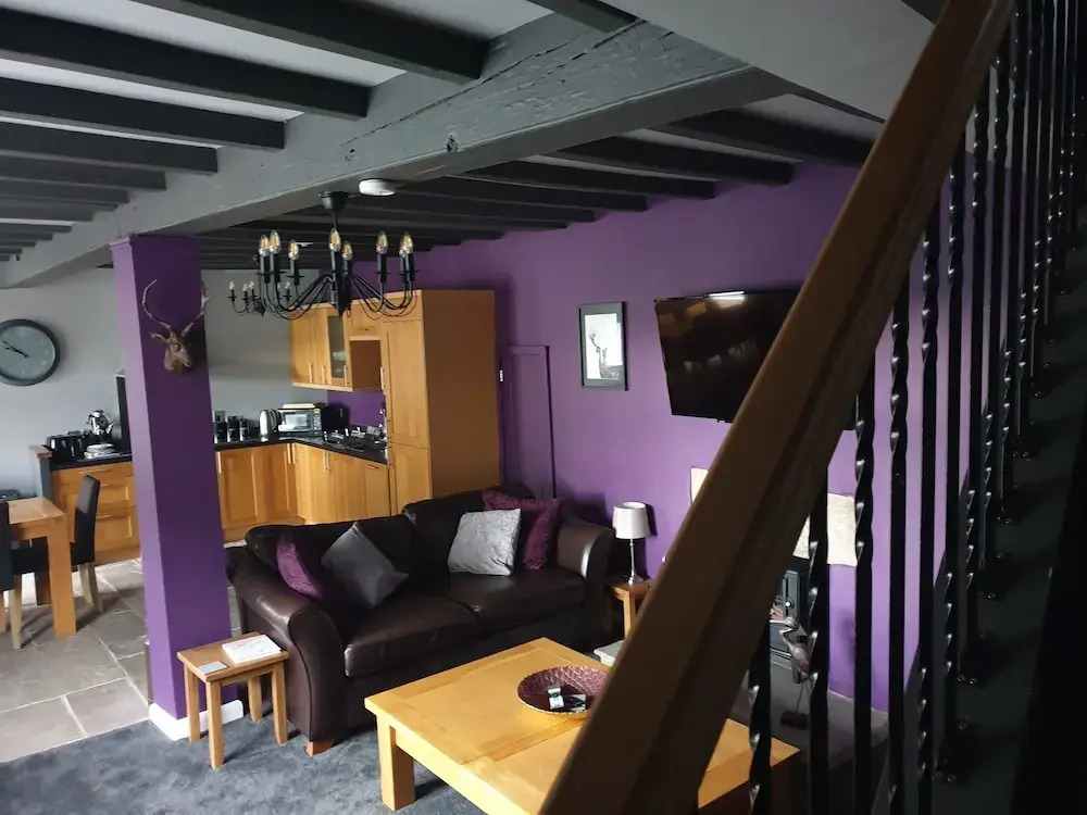 4 Bed Sleeps 8 On-Road Parking WiFi