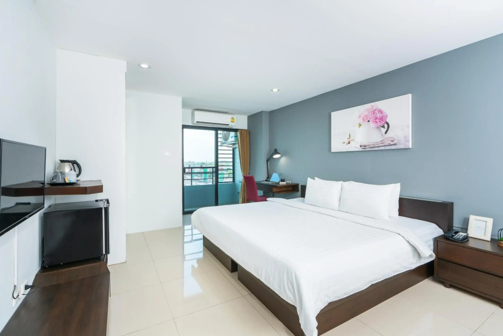 De Botan Srinakarin Hotel & Residence