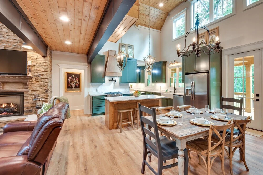 Luxurious Clarkesville Cabin w/ Decks & Fire Pit
