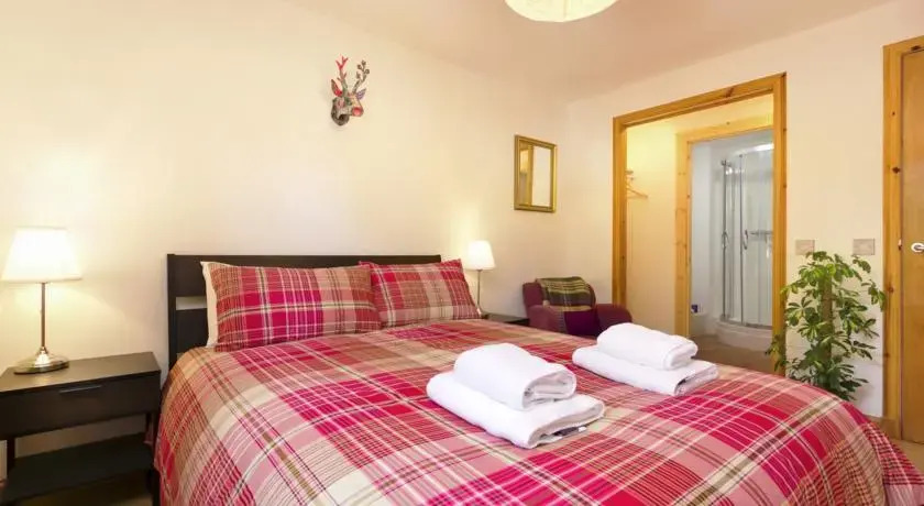 Near Holyrood Palace/Royal Mile with Free Parking