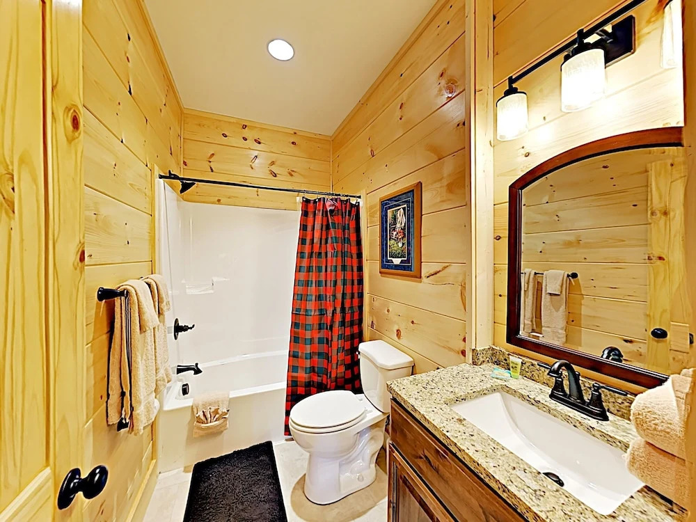 New Listing! Gorgeous W/ Mountain Views 3 Bedroom Cabin