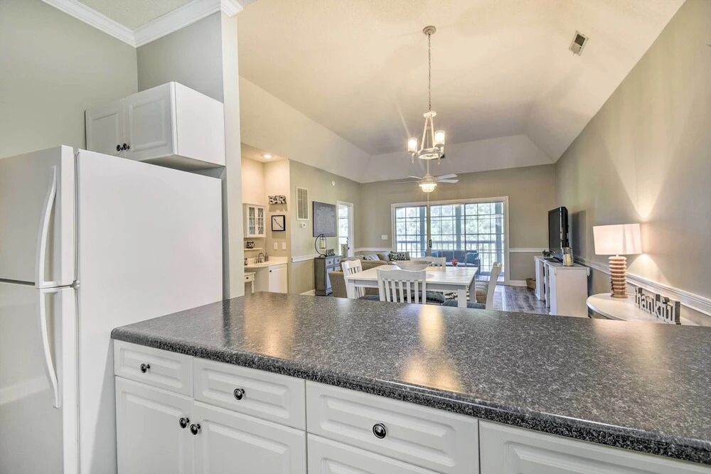 Condo w/ Pool Access & Central A/C - 2 Mi to Beach