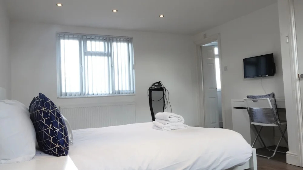 Private Bathroom Rooms- Near Heathrow - Near Shops