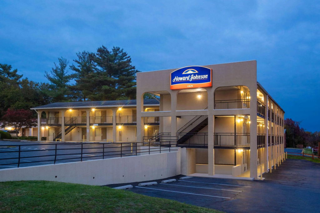 Howard Johnson by Wyndham College Park
