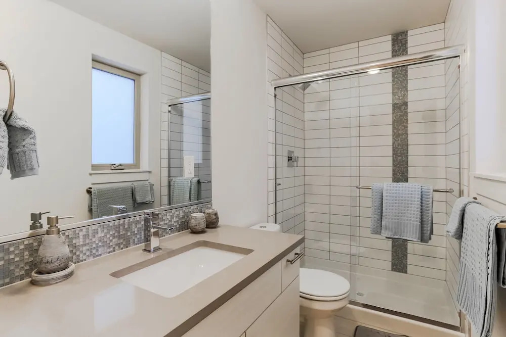 Urban Oasis Sleeps 8 Ultra Modern Condo