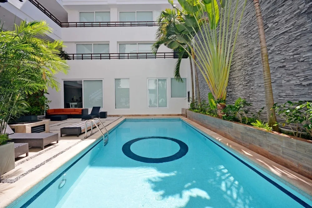 Stylish 2BR a few steps to the beach with pools by Happy Address