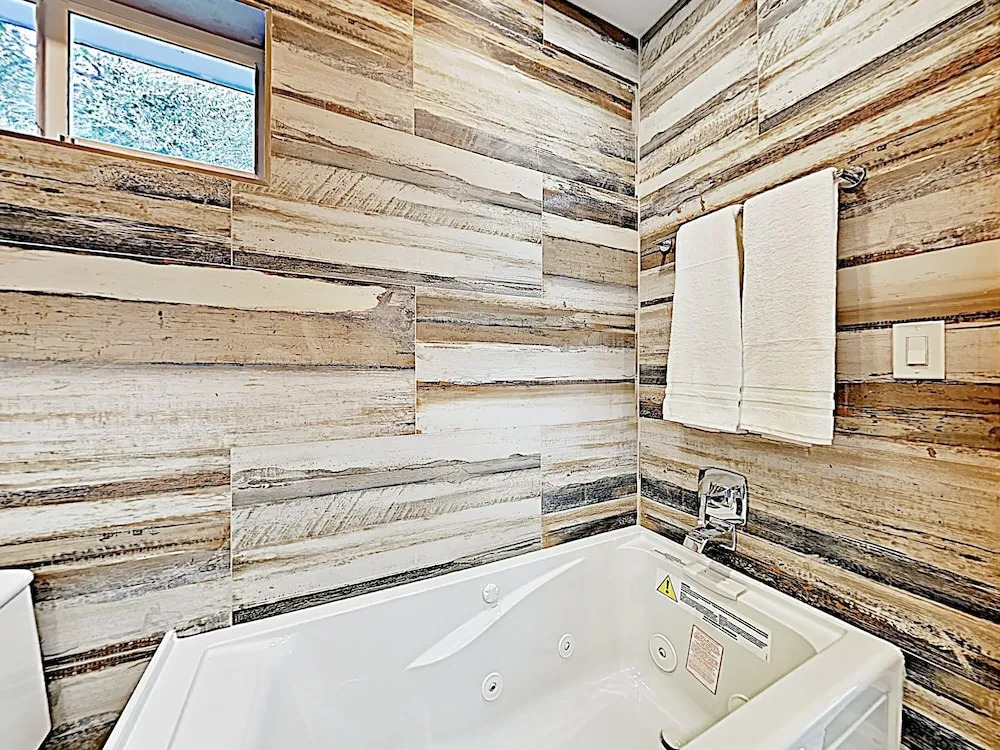 New Listing! Ultra-modern Luxury W/ Hot Tub 4 Bedroom Home