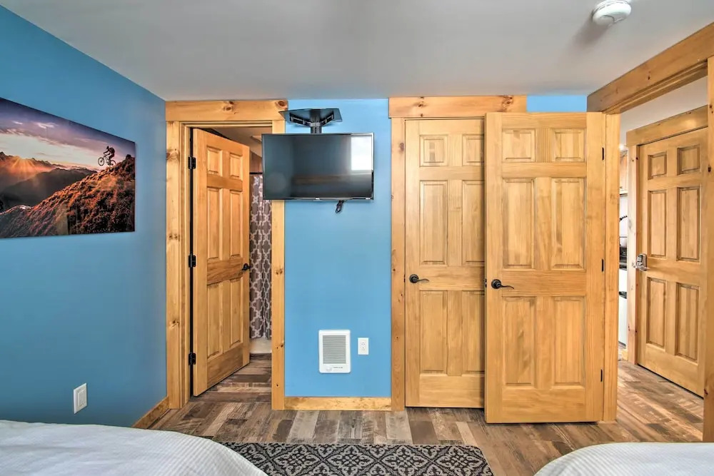 Slopeside Burke Mountain Condo w/ Fireplace!