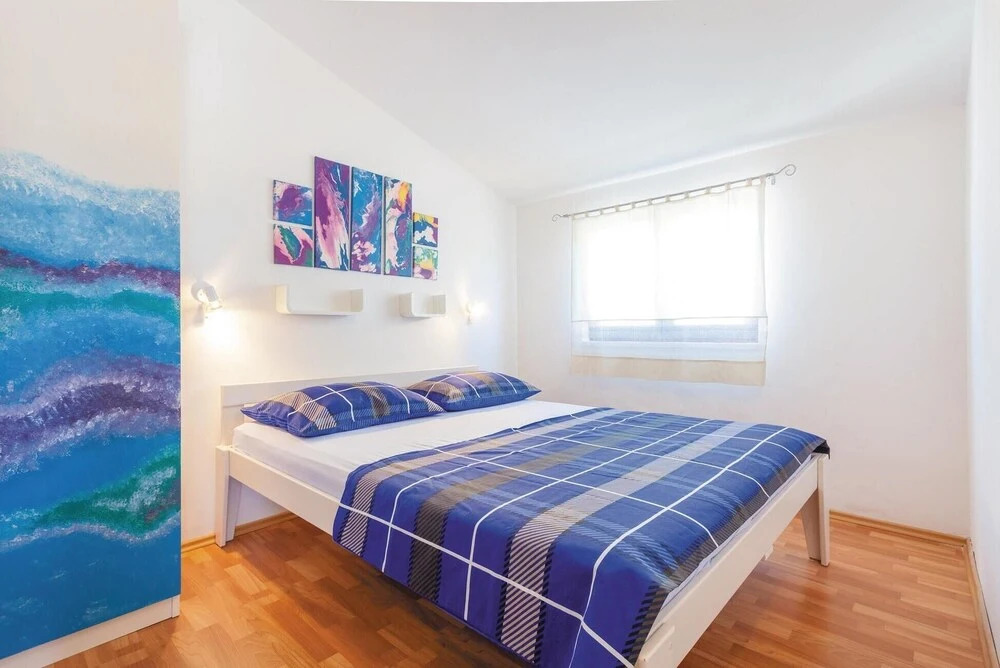 Beautiful Home in Okrug Donji With Wifi and 7 Bedrooms