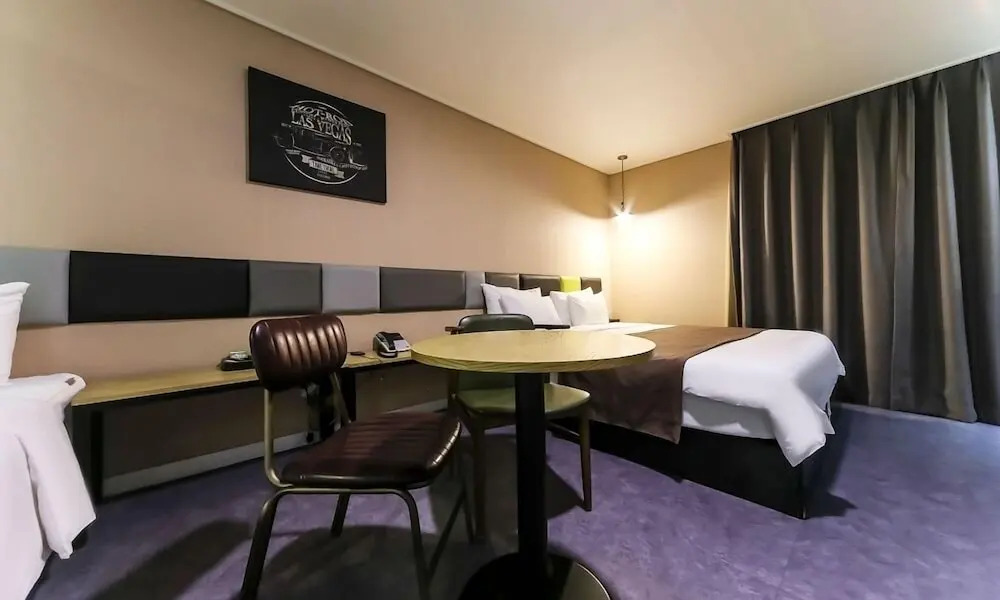 Hotel 385