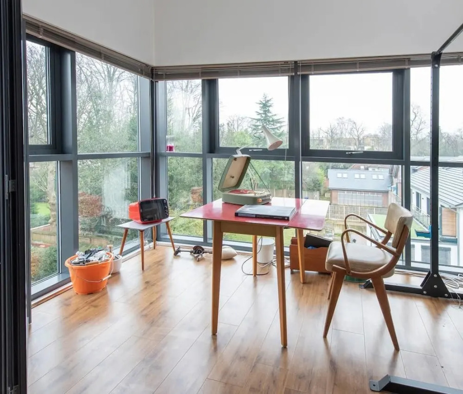 Stylish And Artistic Open Plan Flat In Wdidsbury