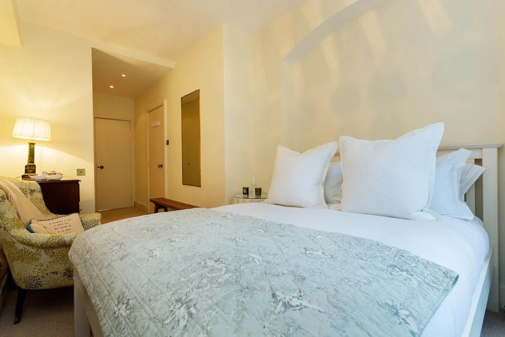 Elegant Two-bedroom Flat in Evelyn Gardens