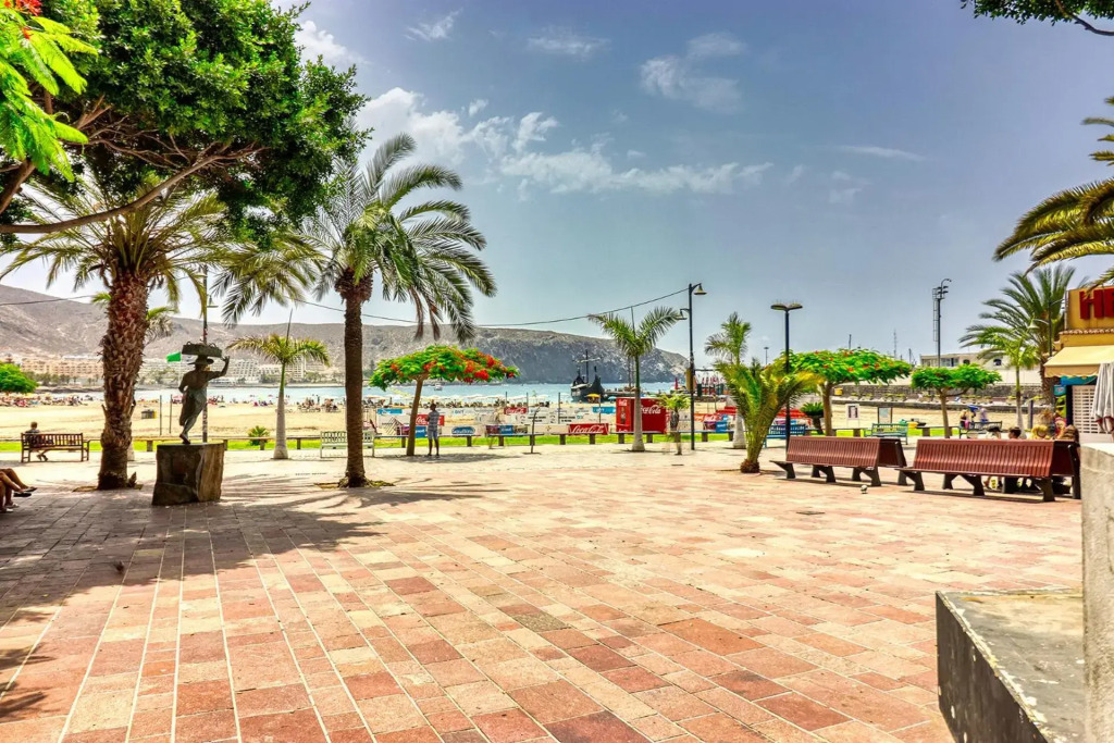 Cozy 3-bedrooms flat, main square and beachfront