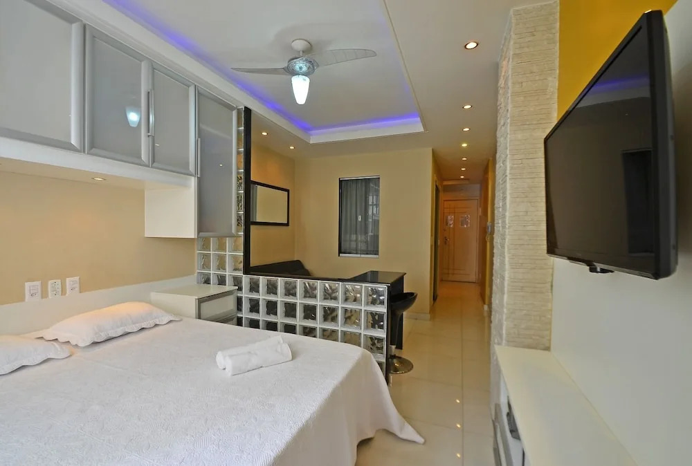 Rio Rentals 021- C043 Studio com hidromassagem na praia de Copacabana