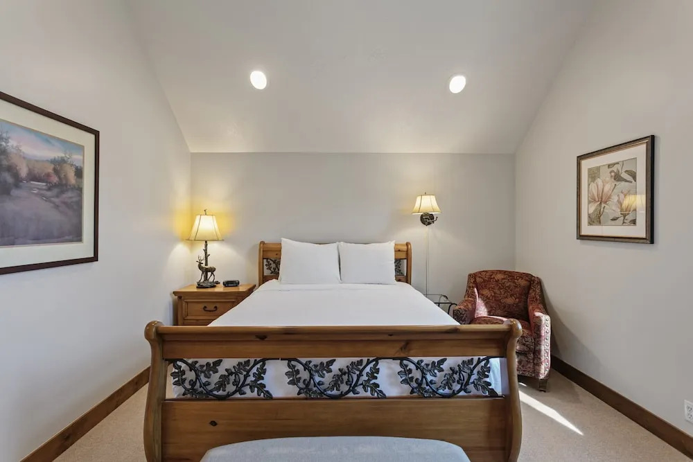 Deer Valley Townhome Walkable Location + Hot Tub 3 Bedroom Condo