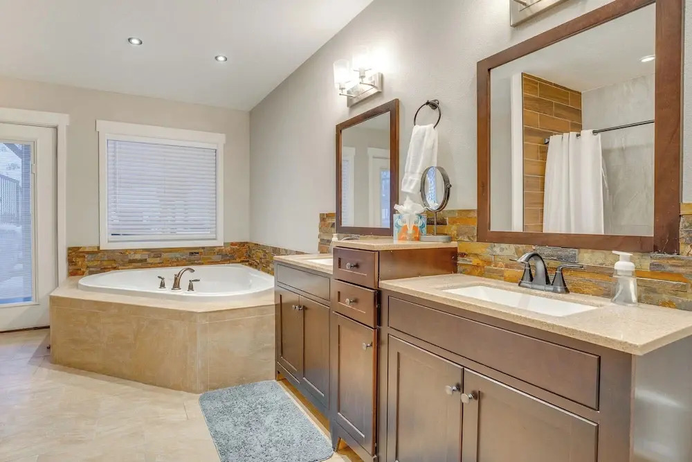 2 Blocks to Dtwn Chelan: Home w/ Hot Tub & Pool
