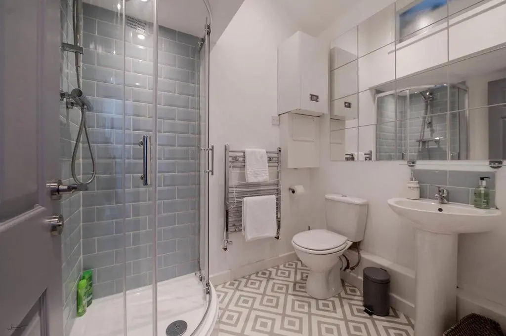 Air Host and Stay - Apartment 2 Broadhurst Court sleeps 6 minutes from town centre
