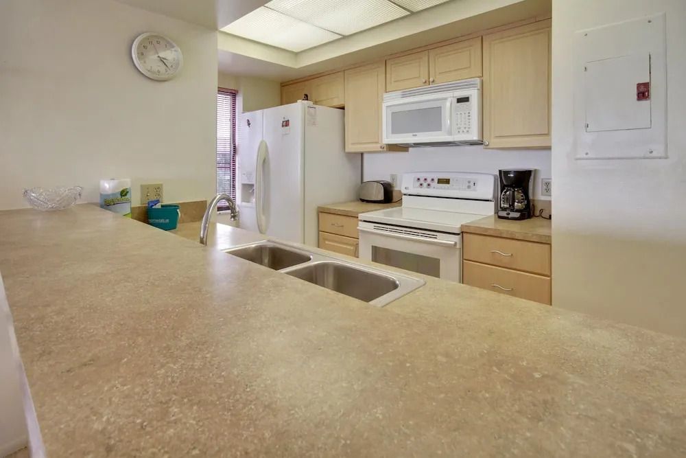 Land's End 207 Building 11 Beachfront / End Unit / Near Pool