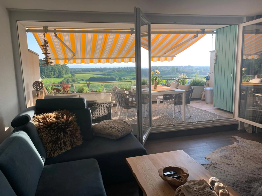 Hochwertige Sonneninsel mit Aussicht