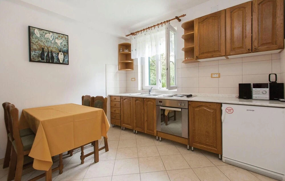 Stunning Home in Valbandon With Wifi and 6 Bedrooms