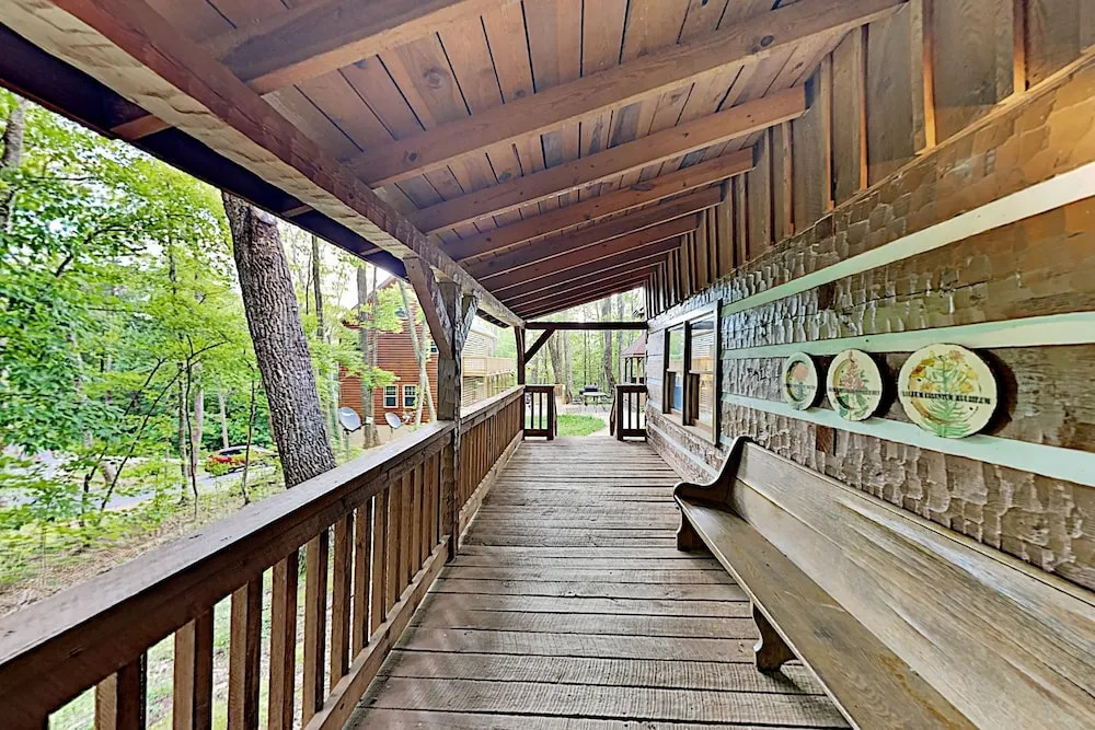 Serenity Ridge: Deluxe W/ Hot Tub & Pool Table 3 Bedroom Cabin