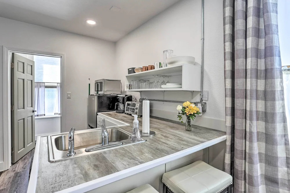 Walk to Dining, Breweries & Shops! Dtwn Custer Apt