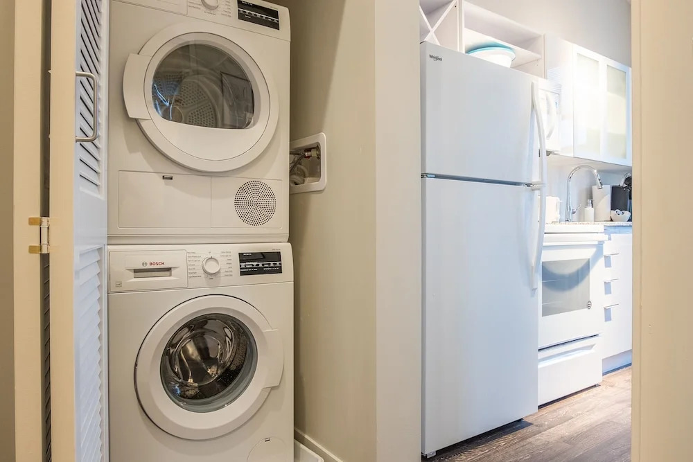 1 BR & 2 BR Apt in Central Business District by Frontdesk