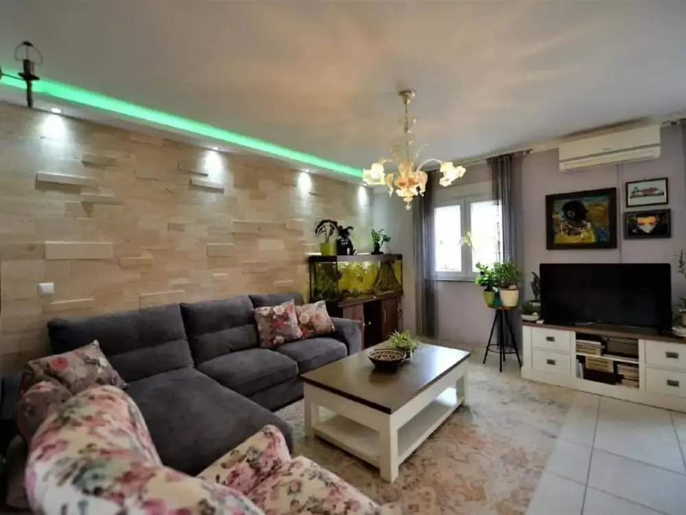 Home With Swimming Pool & Outdoor Kitchen