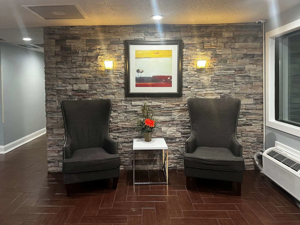 Days Inn & Suites by Wyndham Norton Shores Muskegon