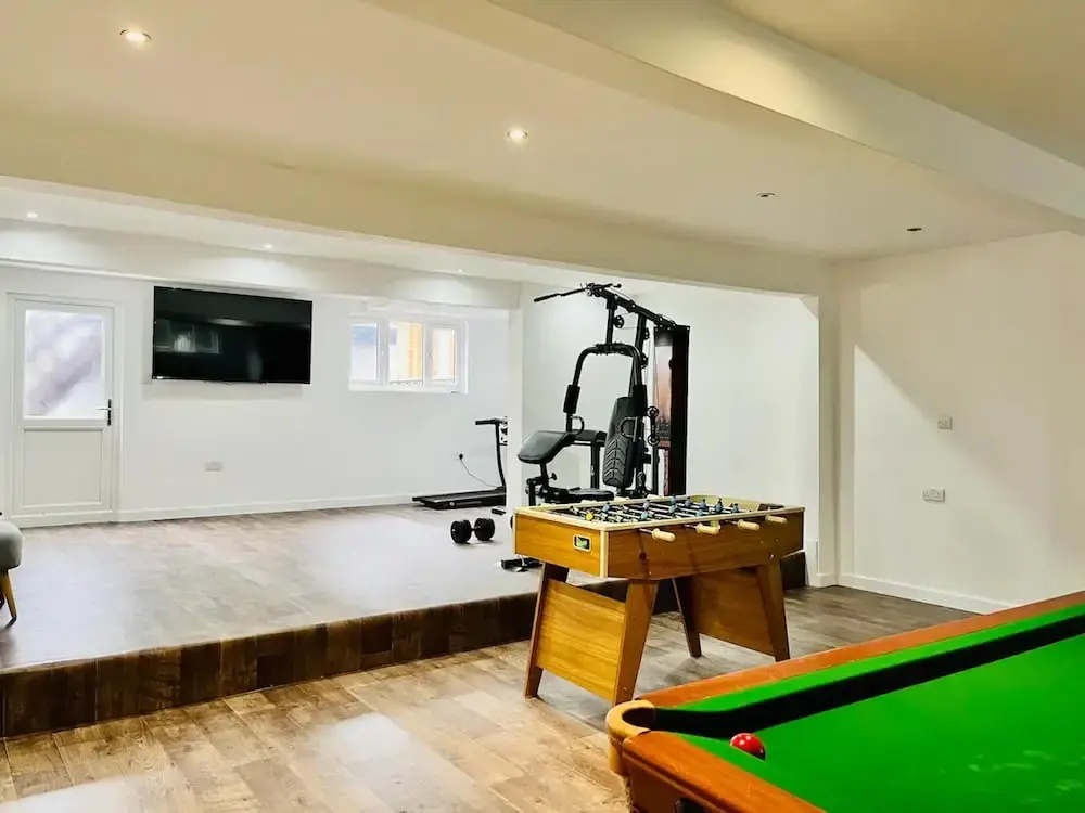 Lux 8Br Thamesfront Villa w Yacht & Sauna