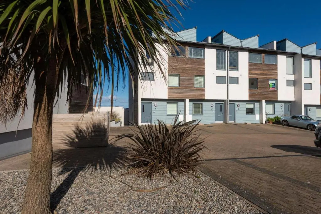 No.2 Quay Court