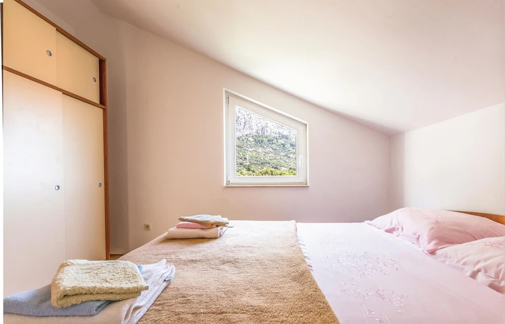 Amazing Apartment in Makarska With 5 Bedrooms and Wifi