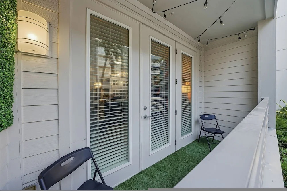 Stylish 2BR w Pool Pet-friendly Unit 13