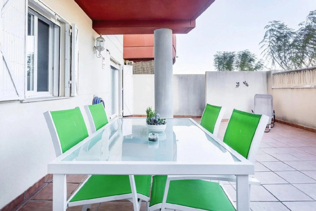Apartamento con terraza y piscina