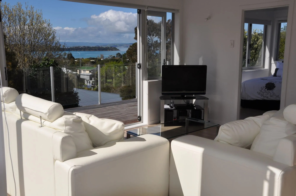 Tiri Cottage - Sea Views in Oneroa by Waiheke Unlimited